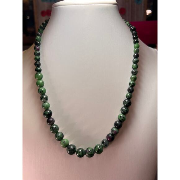 Ruby in zoisite graduated necklace with sterling silver clasp - Picture 5 of 11